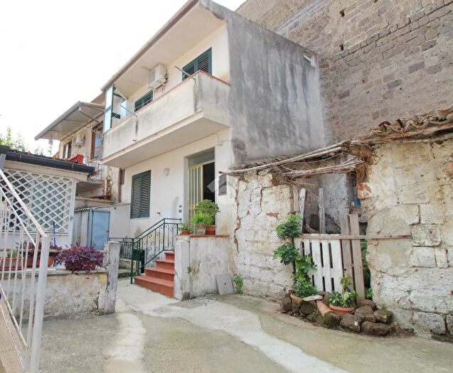 Casa trilocale in vendita in Via Gaetano E Giuseppe De Lillo, Caserta