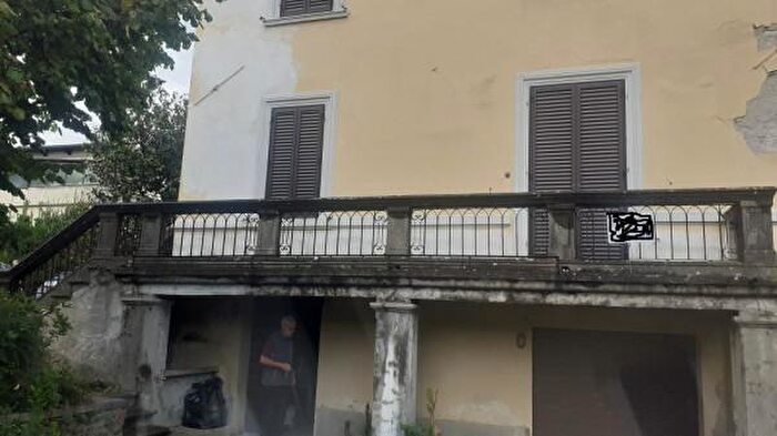 Casa con 6 locali in vendita in Via Roma, Barga