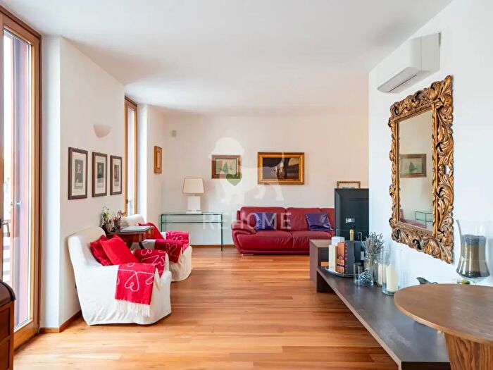 Casa con 8 locali in vendita in Via Alessandro Volta, Grado