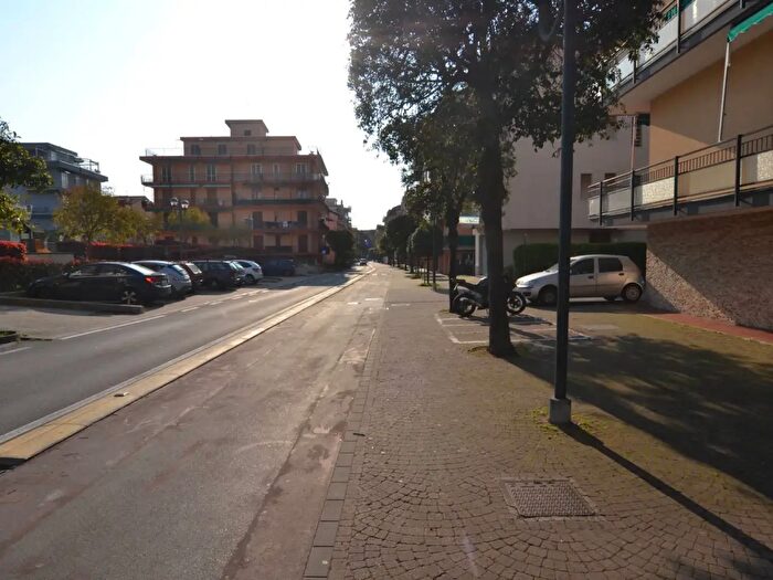 Appartamento trilocale in vendita in Via Giardini, Borghetto Santo Spirito