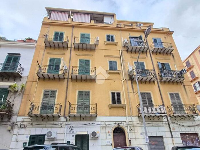 Appartamento trilocale in affitto in Via Alessio Narbone, Zisa, Palermo