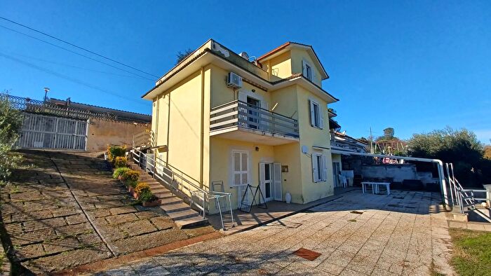 Casa con 6 locali in vendita in Via Umbria, Gallicano Nel Lazio