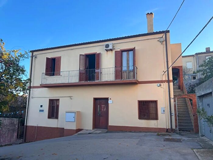 Casa con 9 locali in vendita in Luogosanto