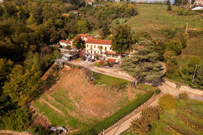 Casa con 14 locali in vendita in Via Davico, Pinerolo