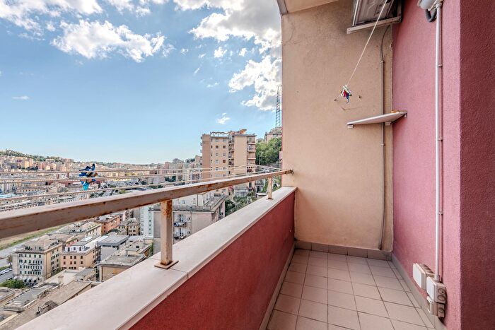 Appartamento con 5 locali in vendita in Via Antonio Burlando, Genova