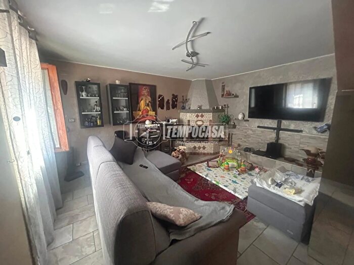 Appartamento con 5 locali in vendita in Frazione Quarto Superiore, Asti