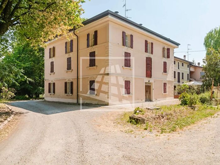 Casa con 12 locali in vendita in Via Adelmo Tirabassi, Reggio nell'Emilia