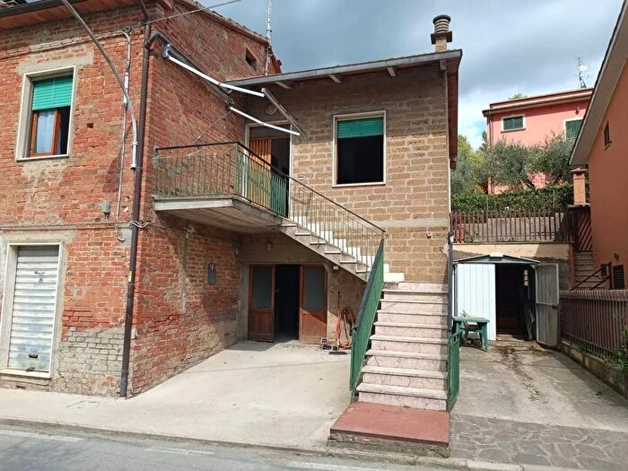 Casa quadrilocale in vendita in Via Bassa, Castiglione Del Lago