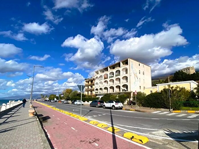 Appartamento trilocale in vendita in Lungomare S Francesco di Paola, Paola