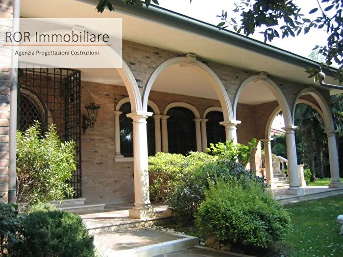 Casa con 7 locali in vendita in Via Giacomo Zanella, Stra