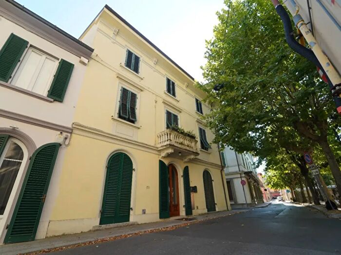 Appartamento con 9 locali in vendita in Via Montebello, Montecatini Terme