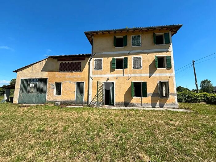 Casa con 6 locali in vendita in Via Roma, Loreggia