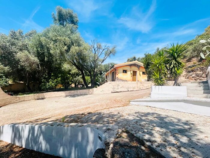 Casa con 10 locali in vendita in Olbia