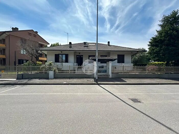 Casa con 7 locali in vendita in Via Alcide De Gasperi, Cambiago