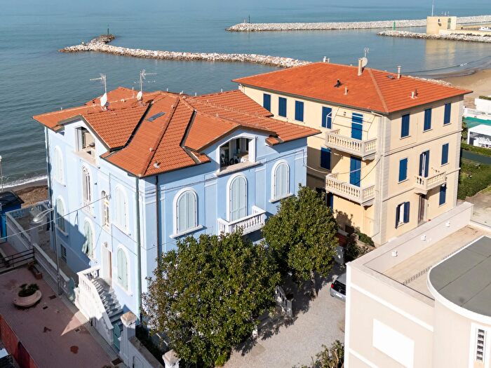 Appartamento con 10 locali in vendita in Via Sardegna, San Vincenzo