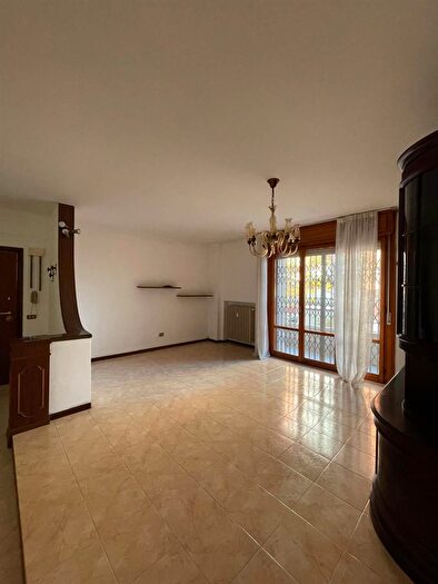 Appartamento con 6 locali in vendita in Via Biagi, Modena