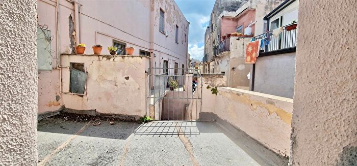 Appartamento con 5 locali in vendita in Via Scarvaglieri, Biancavilla