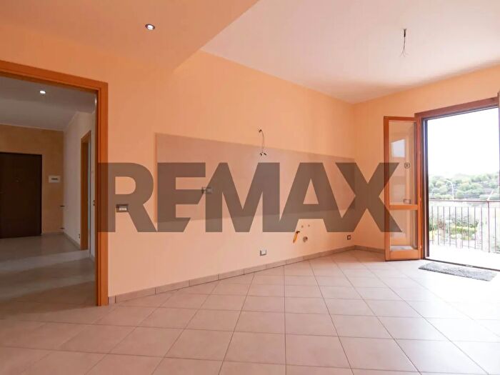 Appartamento con 7 locali in vendita in Via Taro, Acireale