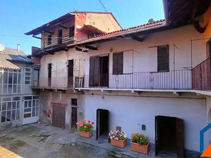 Appartamento quadrilocale in vendita in Via Quattro Martiri, Fara Novarese
