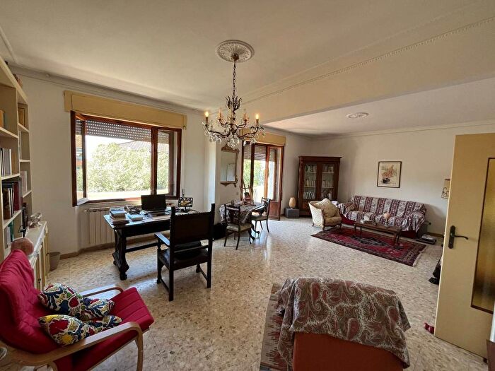 Appartamento con 5 locali in affitto in Piazza Alcide De Gasperi, Centro, Massa