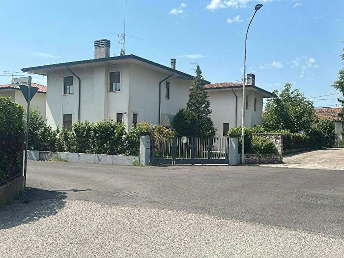 Casa quadrilocale in affitto in Via Monte Pelmo, Centro, Thiene