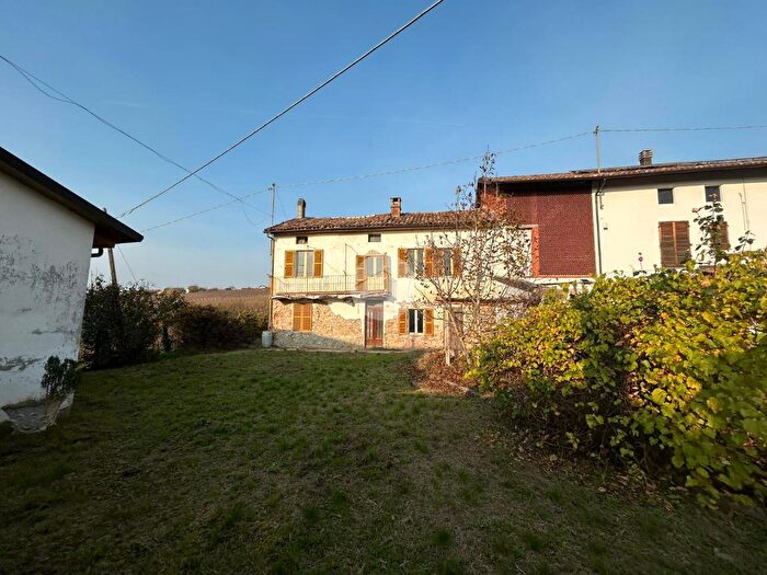 Casa con 8 locali in vendita in Via Stazione, Penango