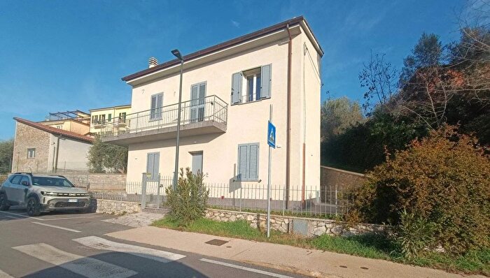 Casa quadrilocale in vendita in Viale Divisione Partigiani Garibaldi, Castiglione Del Lago