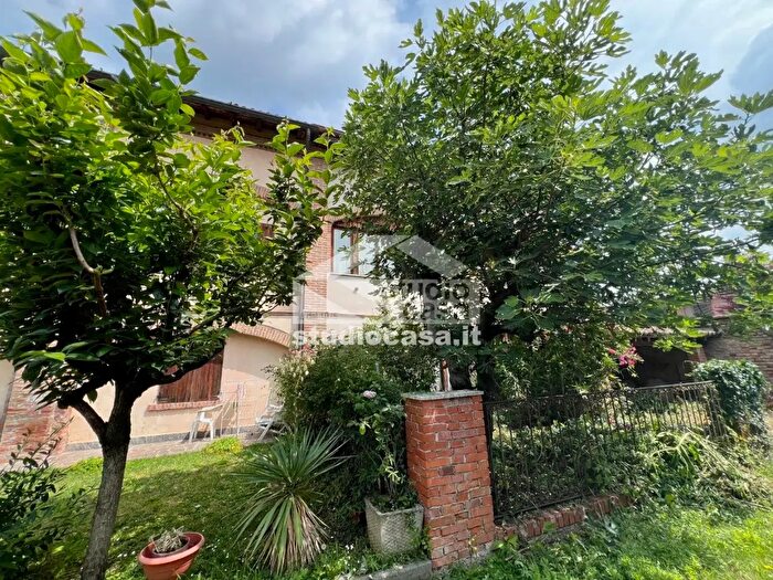 Casa con 8 locali in vendita in Via Marconi, Vailate