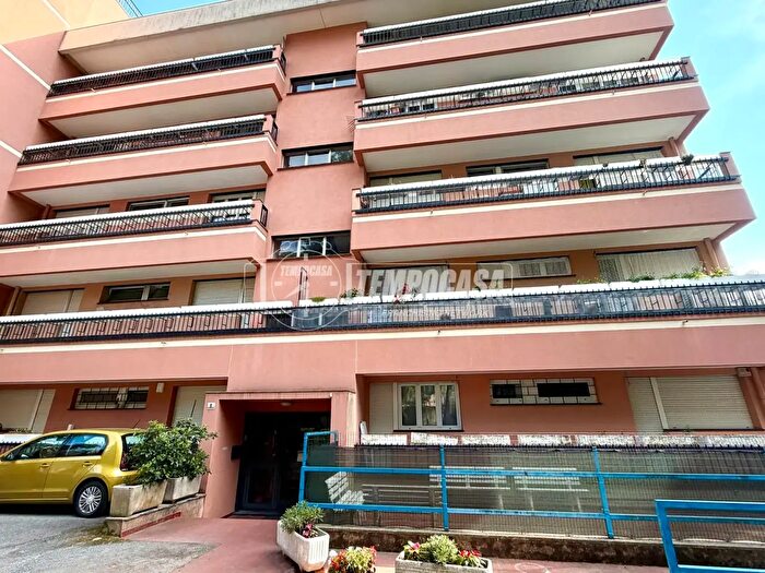 Appartamento quadrilocale in vendita in Via Marco Redoano, Genova
