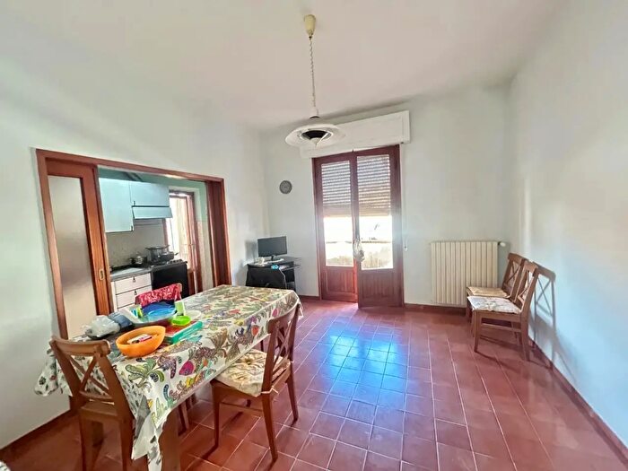 Appartamento con 6 locali in vendita in Uigi Russo, Empoli
