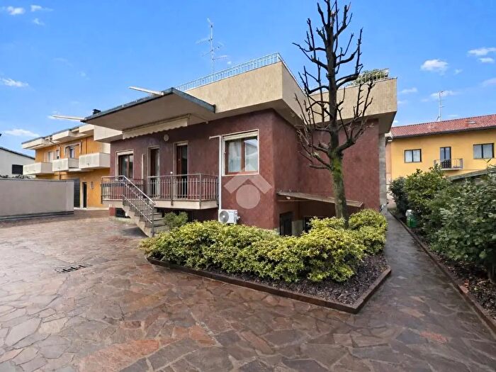 Casa quadrilocale in vendita in Via Benedetto Croce, Varedo