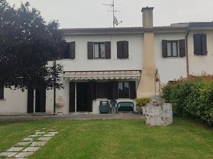 Casa con 8 locali in vendita in Gavello Via Matteotti, Gavello
