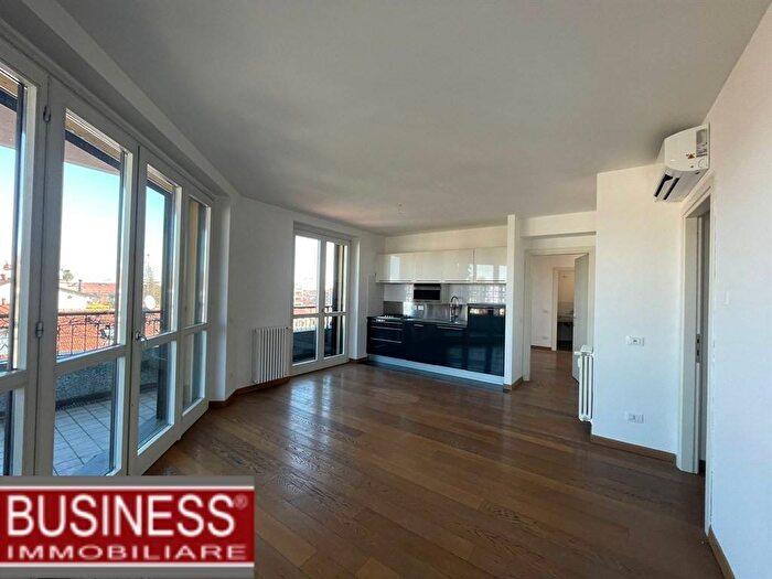 Appartamento trilocale in affitto in Via Gerolamo Tiraboschi, Porta Romana Medaglie d'Oro, Milano