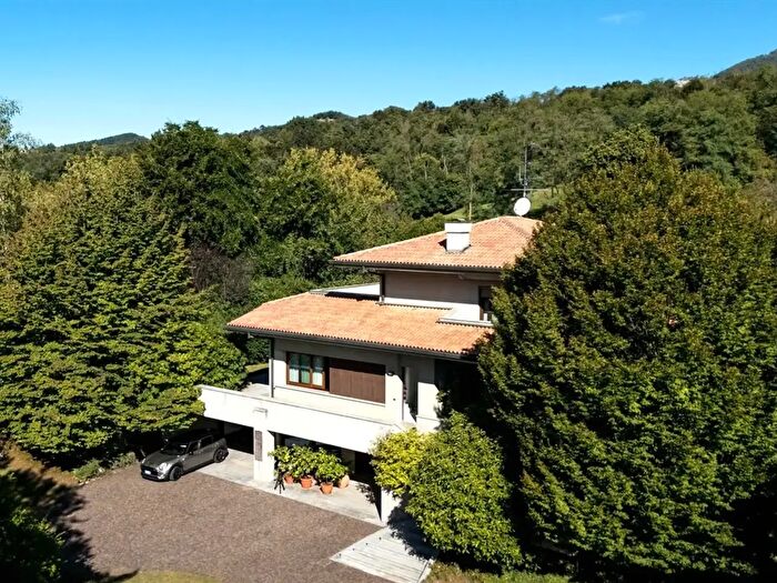 Casa con 9 locali in vendita in Via Don Lorenzo Riva, Palazzago