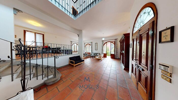 Casa con 10 locali in vendita in Via Consani, Pisa