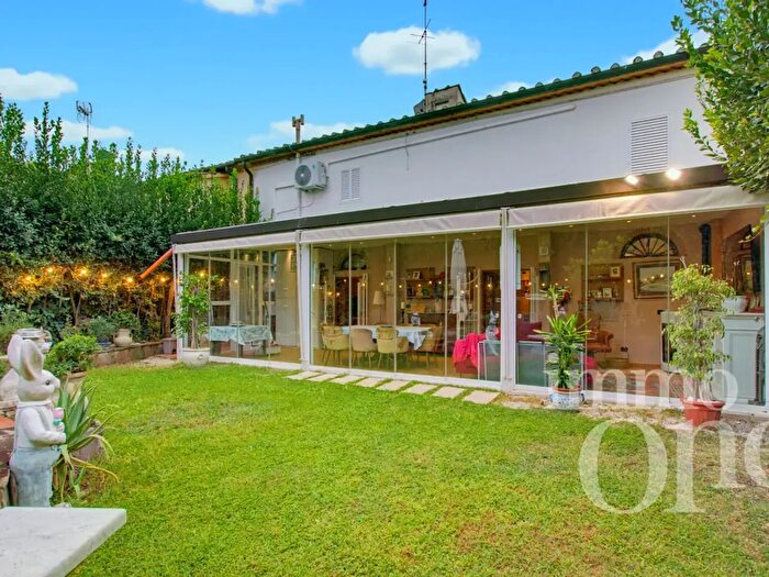 Appartamento con 6 locali in vendita in Via Mondolfi, Livorno