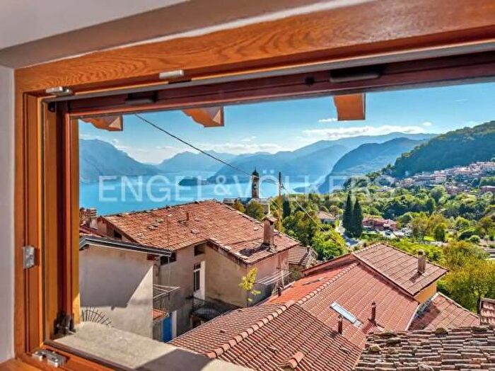 Casa con 6 locali in vendita in Plesio