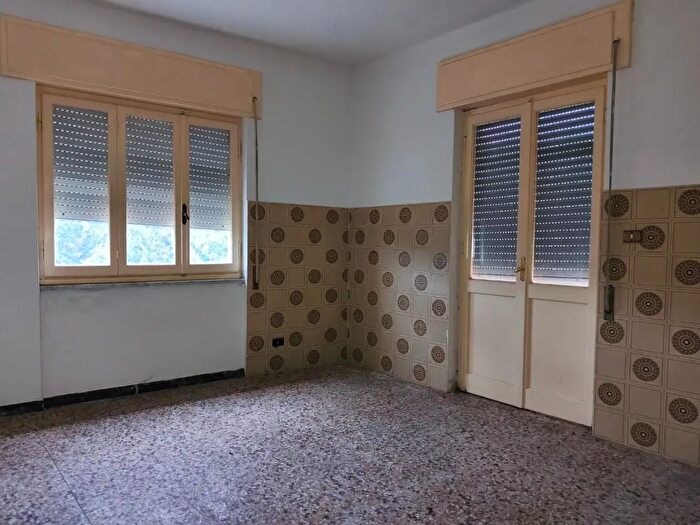 Casa quadrilocale in vendita in Luni