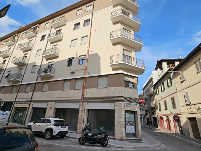 Appartamento quadrilocale in vendita in Via Gentile da Foligno, Foligno