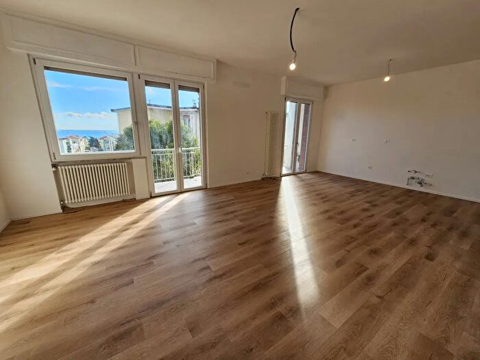 Appartamento trilocale in vendita in Via Visca, Savona