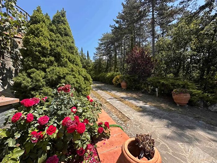 Casa con 16 locali in vendita in Reggello