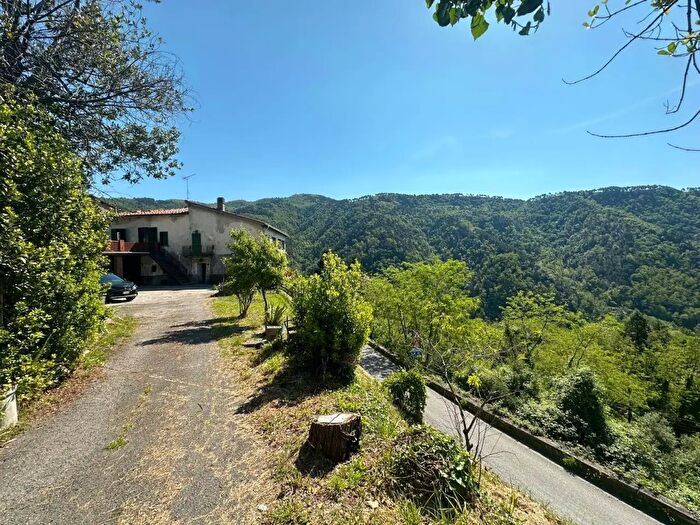 Casa con 8 locali in vendita in Via di Castello, Villa Basilica