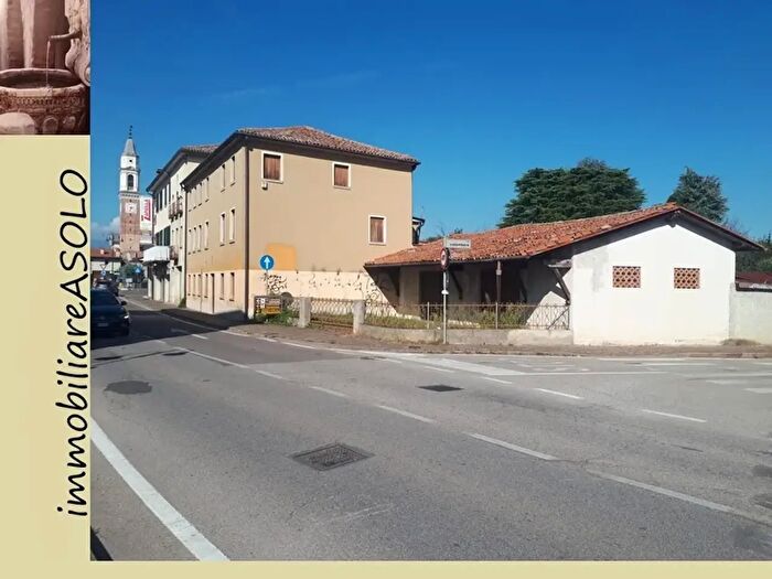 Casa con 16 locali in vendita in Piazza Dante Alighieri, Trevignano
