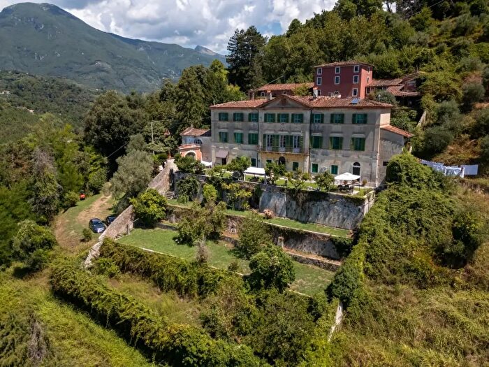 Casa con 14 locali in vendita in Camaiore