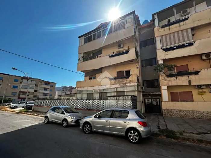 Appartamento trilocale in vendita in Largo Giuseppe Puntarello, Palermo