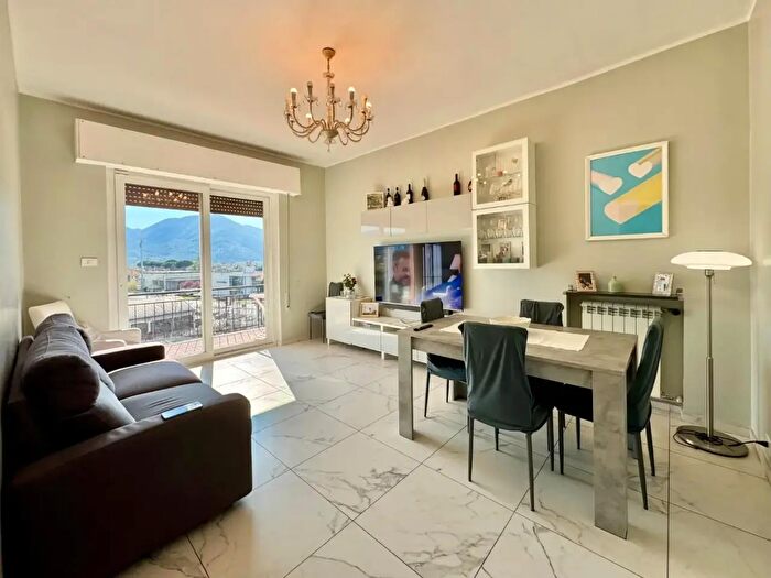 Appartamento con 6 locali in vendita in a delle Città Gemelle, Lucca