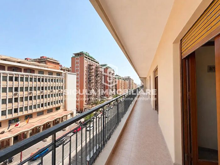 Appartamento con 7 locali in vendita in Via Leonardo da Vinci, Palermo