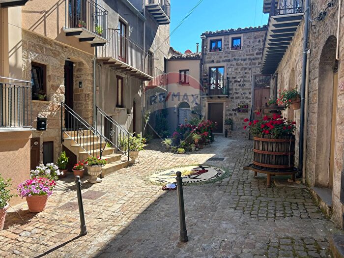 Casa con 5 locali in vendita in Via Pomo, Geraci Siculo