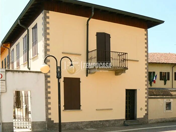 Casa trilocale in vendita in Via Vittorio Veneto, Rosate