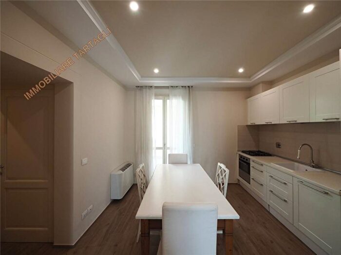 Appartamento trilocale in affitto in PIAZZA OBERDAN, Mazzini Oberdan, Firenze